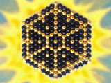 Neocube or et noir rayon de soleil